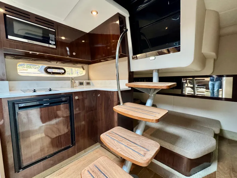 Slide: The Image of Sea Ray Sundancer 350 Coupe 2017 - 43