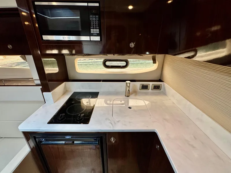 Slide: The Image of Sea Ray Sundancer 350 Coupe 2017 - 44