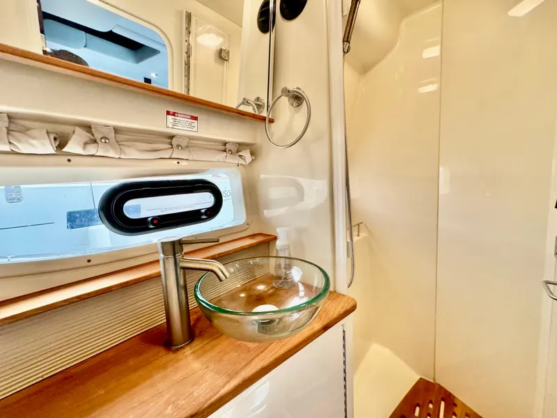 Slide: The Image of Sea Ray Sundancer 350 Coupe 2017 - 50