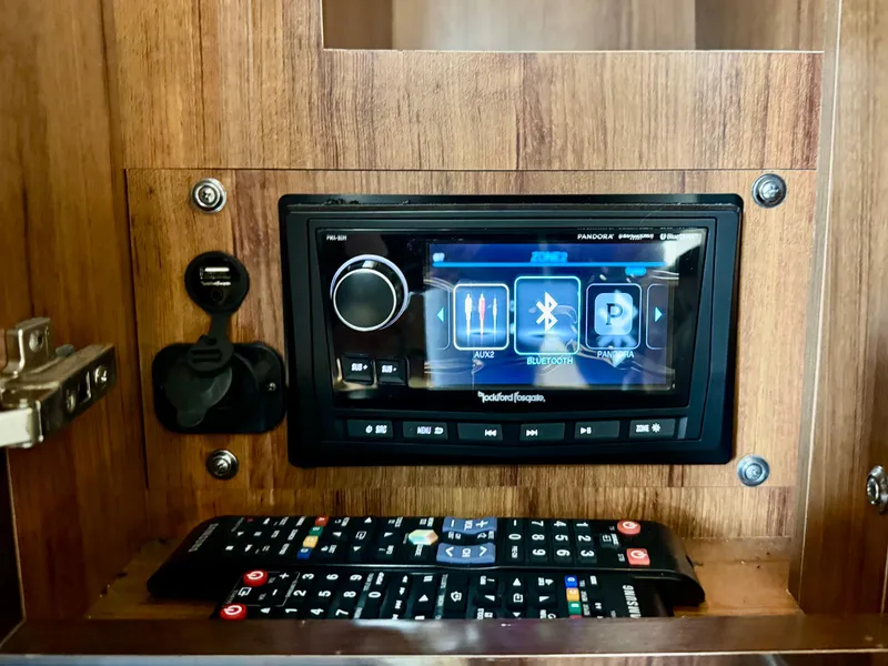 Slide: The Image of Sea Ray Sundancer 350 Coupe 2017 - 55