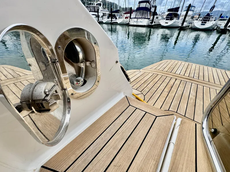 Slide: The Image of Sea Ray Sundancer 350 Coupe 2017 - 66