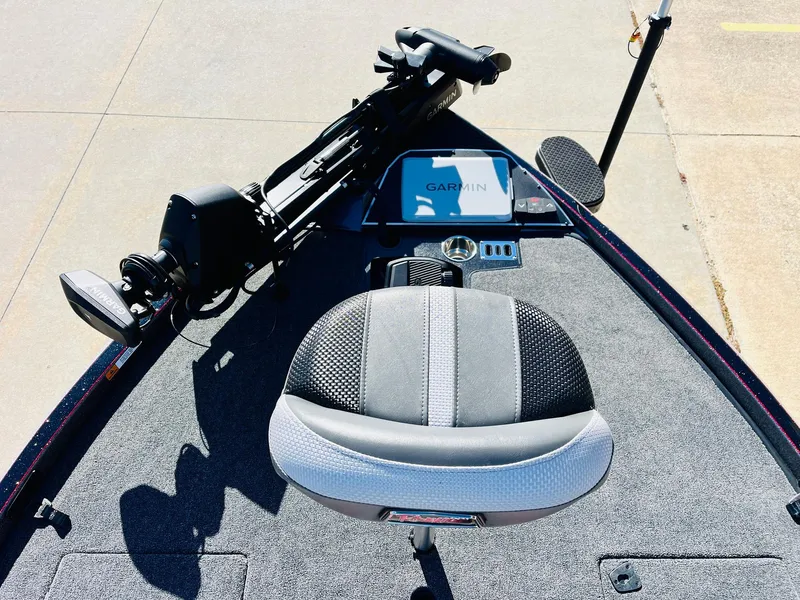 Slide: The Image of 2025 Ranger Z520R Cup-Equipped boat with Garmin system and comfortable seating. - 11