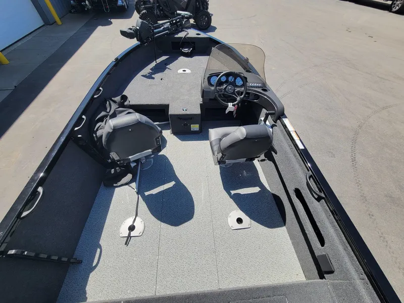 Slide: The Image of 2023 Crestliner 1750 Fish Hawk SE SC boat interior with seating and steering console. - 16