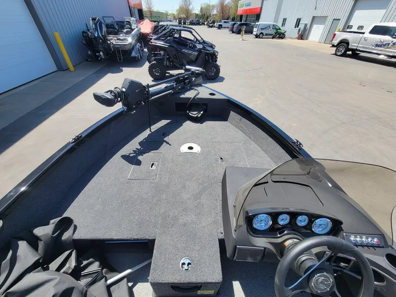 Slide: The Image of 2023 Crestliner 1750 Fish Hawk SE SC boat interior with steering console and fishing deck. - 19