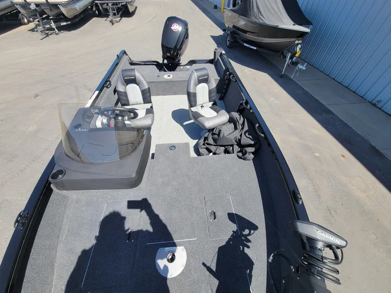 Slide: The Image of 2023 Crestliner 1750 Fish Hawk SE SC boat interior with seating and controls. - 23