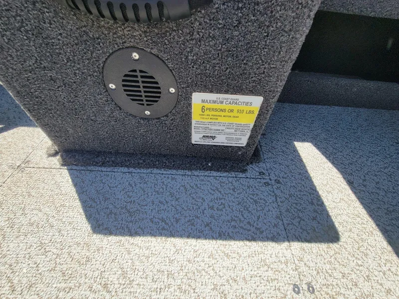 Slide: The Image of 2023 Crestliner 1750 FISH HAWK SE SC boat capacity label, 6 persons or 910 lbs. - 26