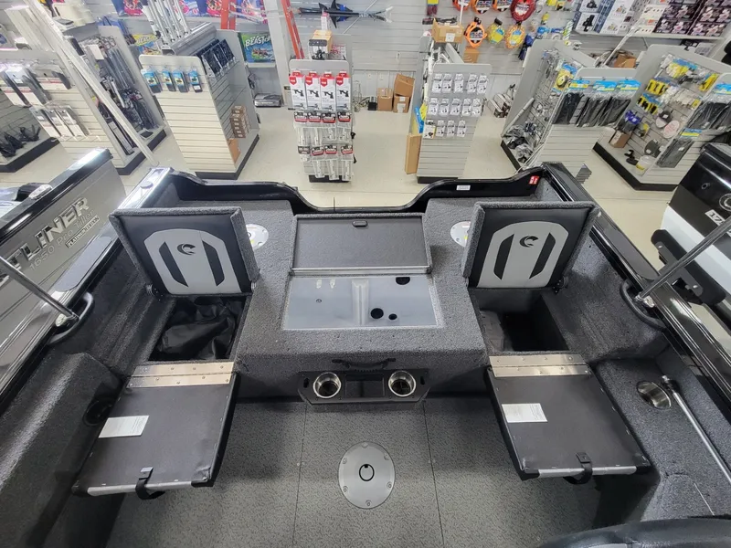 Slide: The Image of Crestliner 1750 Fish Hawk WT 2025 - 13