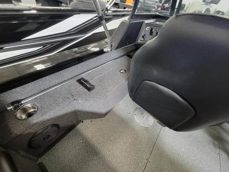 Slide: The Image of Crestliner 1750 Fish Hawk WT 2025 - 15