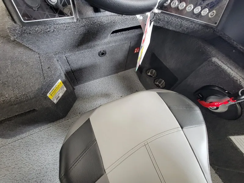 Slide: The Image of Crestliner 1750 Fish Hawk WT 2025 - 19