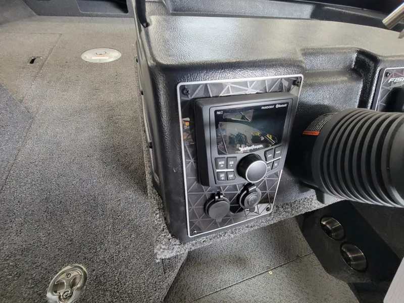 Slide: The Image of Crestliner 1750 Fish Hawk WT 2025 - 9