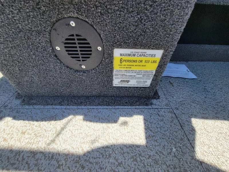 Slide: The Image of Crestliner 1750 Fish Hawk SE WT capacity label, 6 persons or 910 lbs, 2023 model. - 19