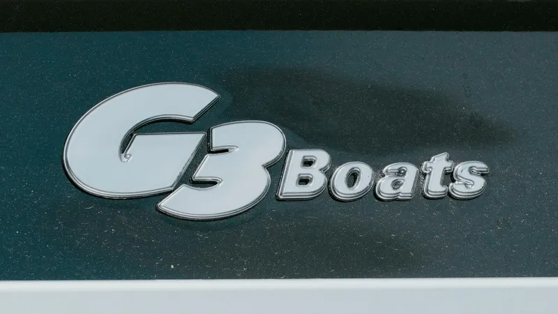 Slide: The Image of G3 Boats logo on 2025 SunCatcher Select 20 Cruise model. - 11