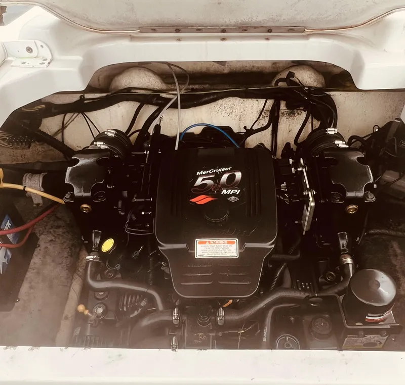 Slide: The Image of 2005 Crownline 206 LS boat engine, MerCruiser 5.0 MPI, detailed view. - 8