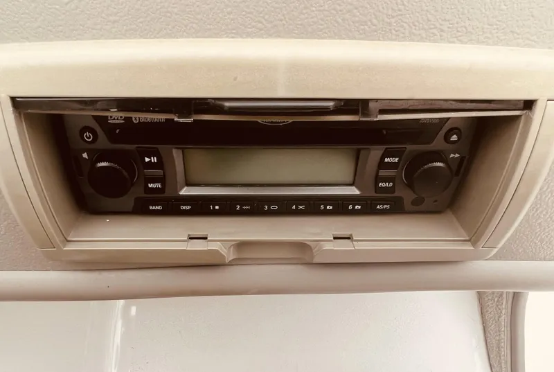 Slide: The Image of 2005 Crownline 206 LS boat stereo system with control panel and display. - 9