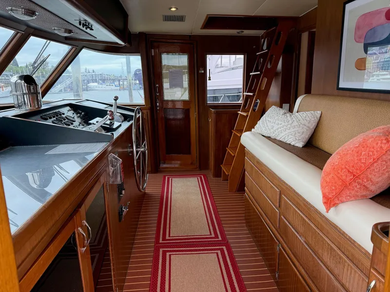 Slide: The Image of Hatteras 72 - Helm - 10