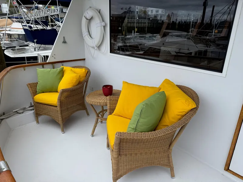 Slide: The Image of Hatteras 72 - Cockpit - 11