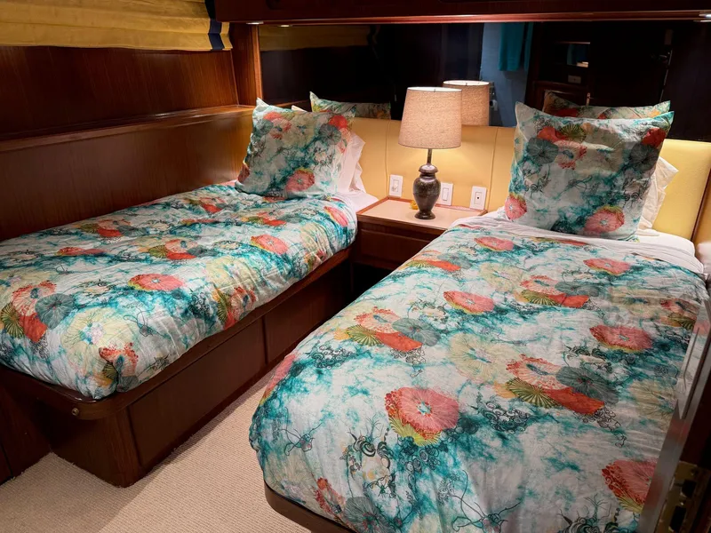 Slide: The Image of Hatteras 72 - Guest Cabini 2 - 8