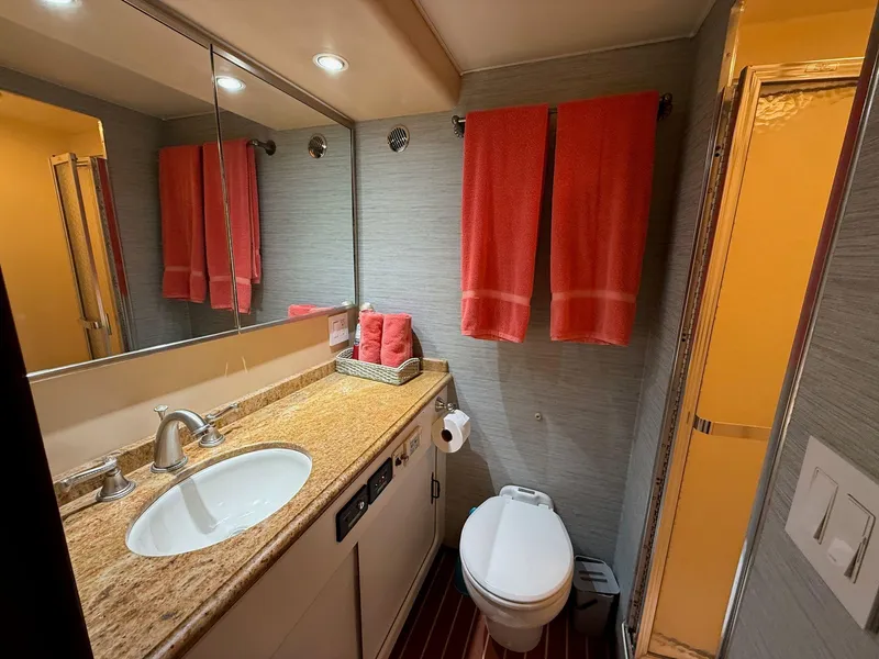 Slide: The Image of Hatteras 72 - Head - 9