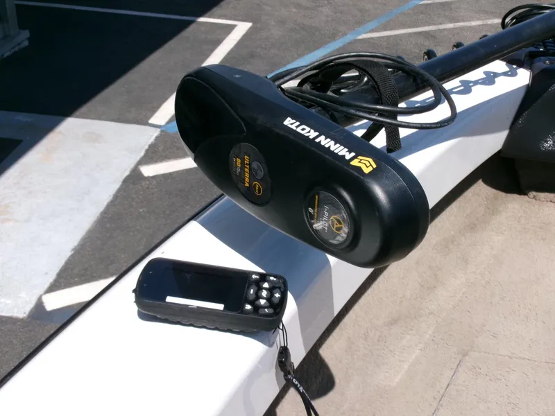 Slide: The Image of Minn Kota trolling motor and remote on 2005 Tracker Tundra 18 DC boat. - 5