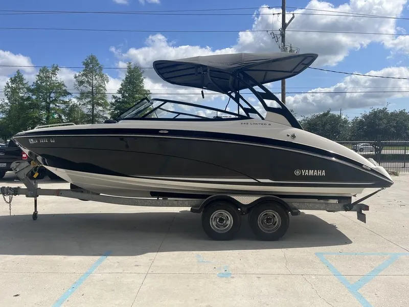 Slide: The Image of 2018 Yamaha Boats 242 Limited S E-Series on trailer, parked outdoors. - 1