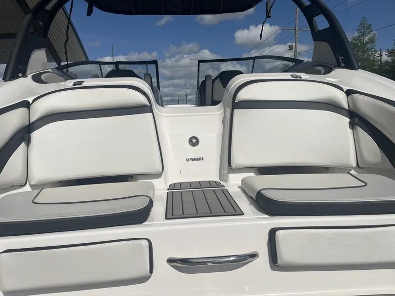 Slide: The Image of 2018 Yamaha Boats 242 Limited S E-Series, rear seating view under clear sky. - 10