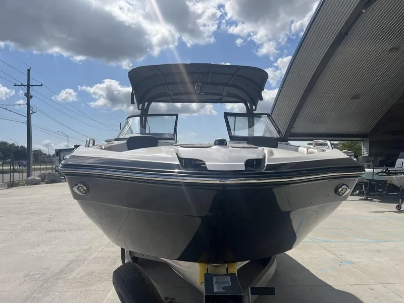 Slide: The Image of 2018 Yamaha Boats 242 Limited S E-Series under a sunny sky, front view. - 7