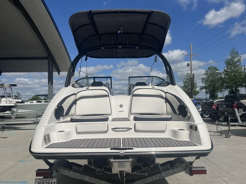 Slide: The Image of 2018 Yamaha Boats 242 Limited S E-Series on trailer, rear view under blue sky. - 9