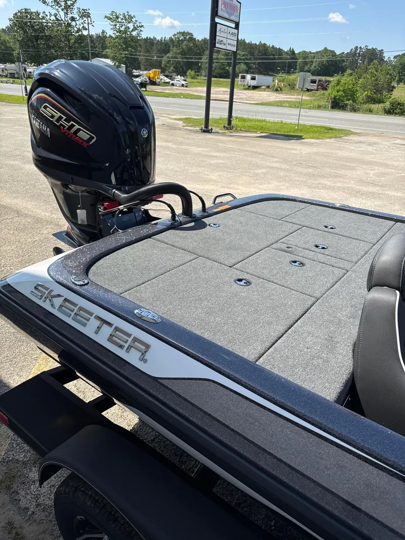 Slide: The Image of Skeeter ZX200 2025 - 10