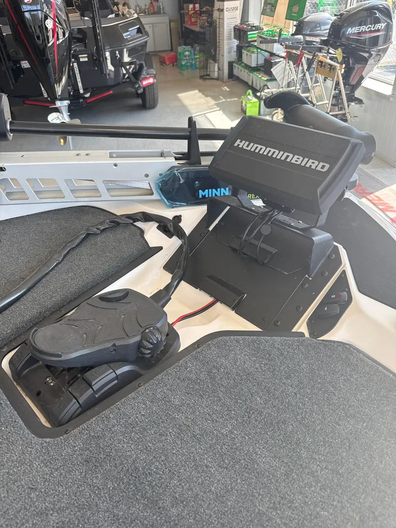 Slide: The Image of 2025 Skeeter ZXR20SE boat with Humminbird fish finder and Minn Kota trolling motor. - 15