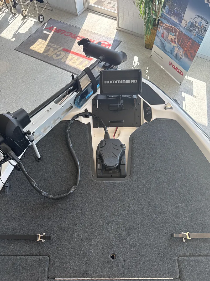 Slide: The Image of 2025 Skeeter ZXR20SE boat deck with Humminbird electronics and Minn Kota trolling motor. - 29