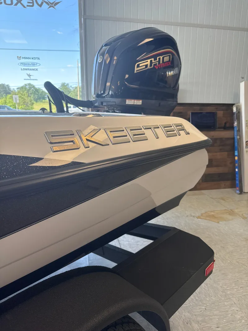 Slide: The Image of 2025 Skeeter ZXR20SE boat with Yamaha SHO VMAX engine in showroom. - 6