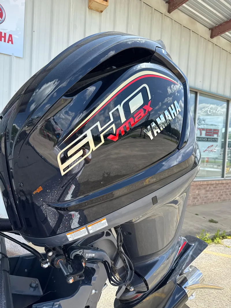 Slide: The Image of Yamaha SHO VMAX engine on a 2025 Skeeter ZXR21SE boat, outdoor display. - 10
