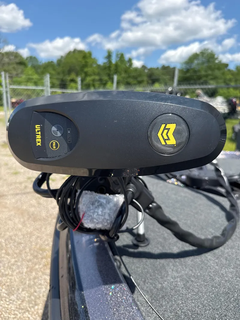 Slide: The Image of Skeeter ZXR21SE 2025 boat with Ultrex trolling motor, outdoors on a sunny day. - 20