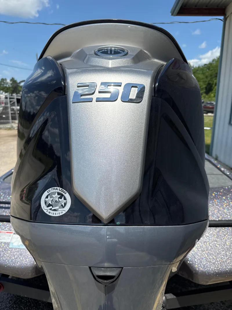 Slide: The Image of 2025 Skeeter ZXR21SE outboard motor with 250 horsepower, ultra-low emission sticker. - 9