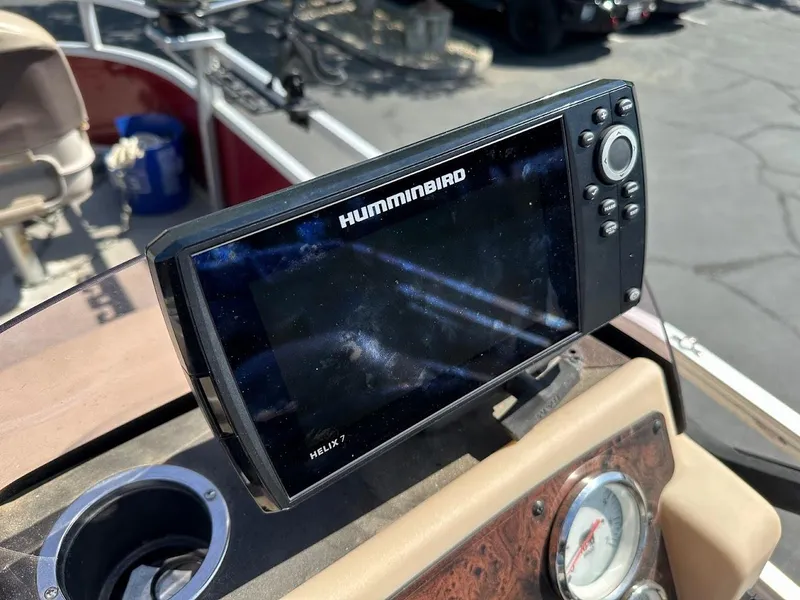 Slide: The Image of Fishfinder on 2019 Sun Tracker Bass Buggy 18 DLX boat dashboard. - 19