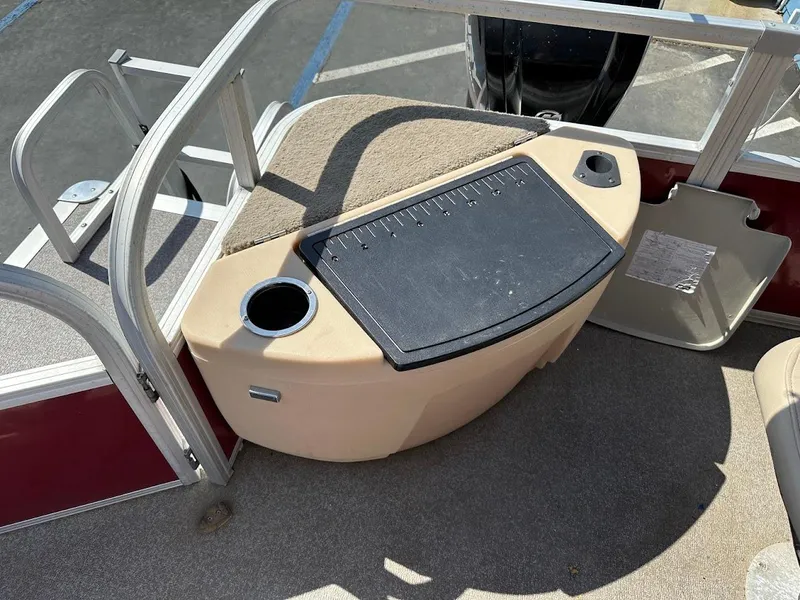 Slide: The Image of 2019 Sun Tracker Bass Buggy 18 DLX boat with fishing station and cup holder. - 24