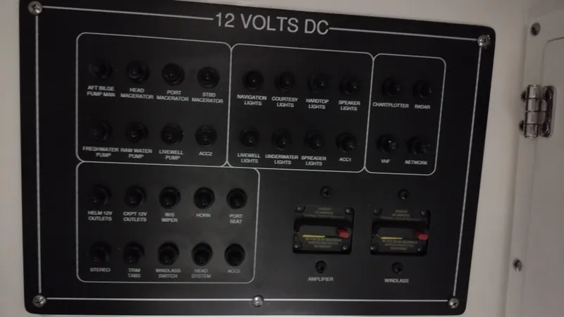 Slide: The Image of Blackfin 272DC 2022 - 14