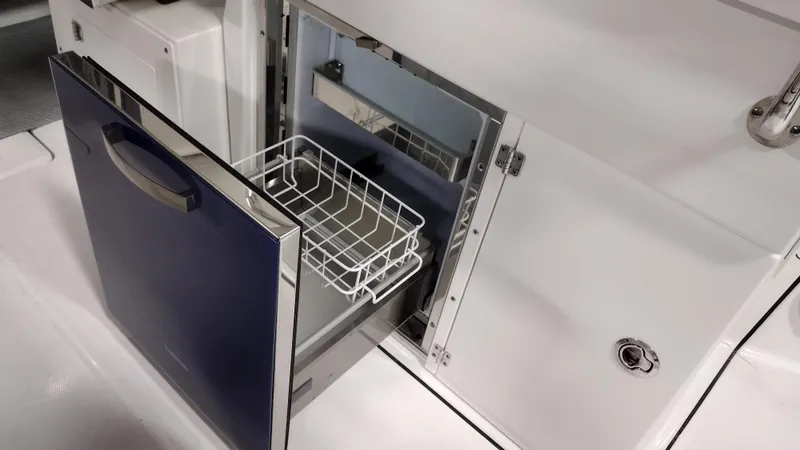 Slide: The Image of Blackfin 272DC 2022 - 18