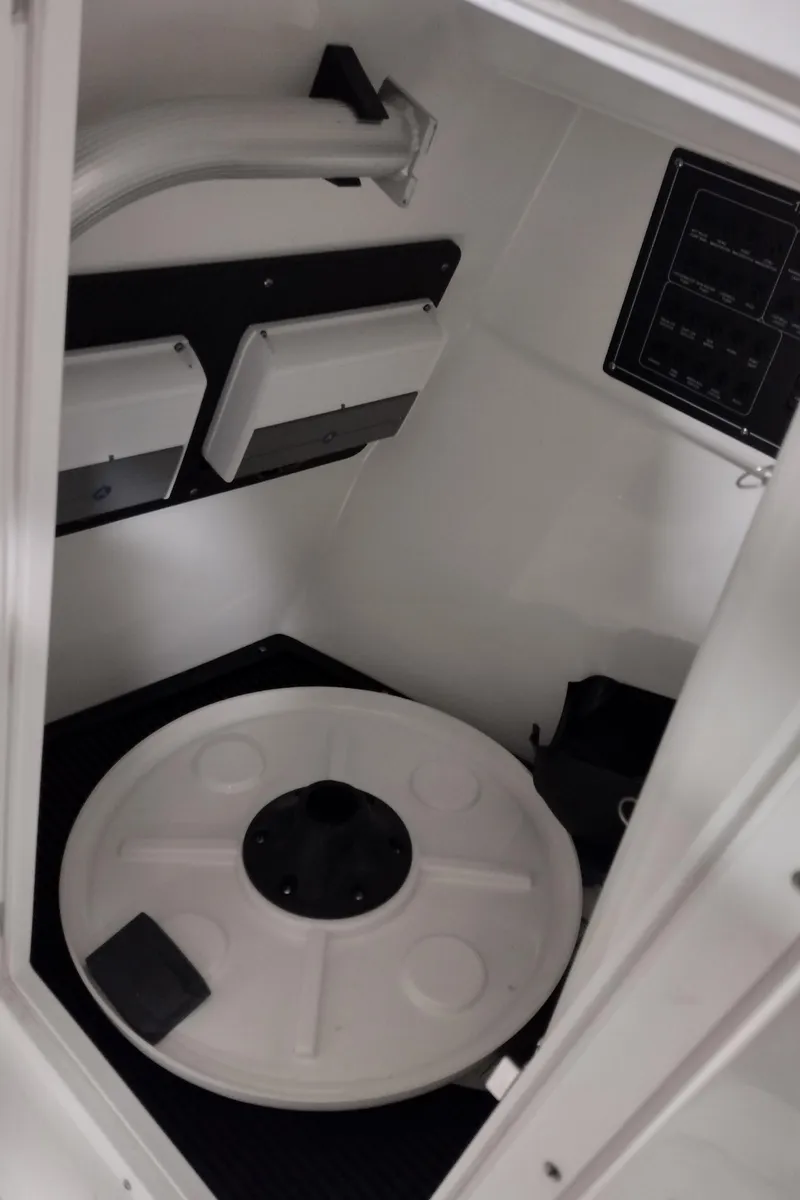 Slide: The Image of Blackfin 272DC 2022 - 42