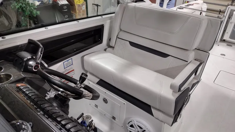 Slide: The Image of Blackfin 272DC 2022 - 8