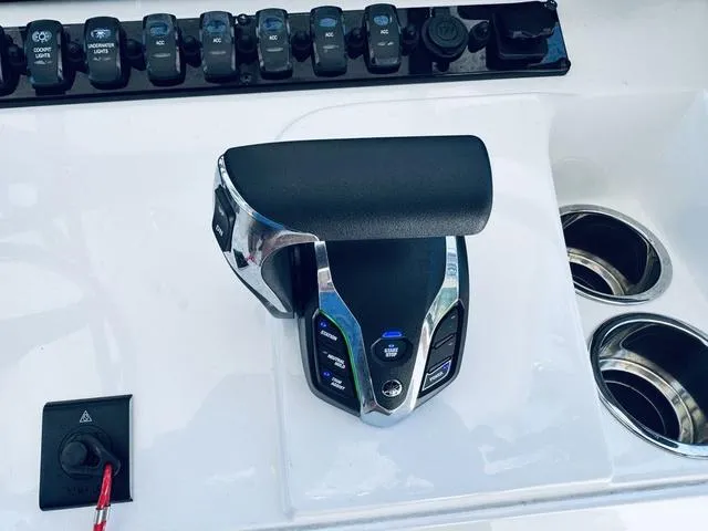 Slide: The Image of Throttle control panel on 2024 Sea Hunt Ultra 239 SE boat. - 9