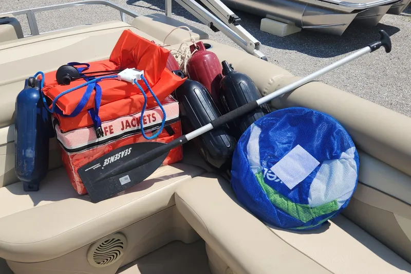 Slide: The Image of Safety gear and equipment on a 2014 Bennington 20 SF boat. - 11