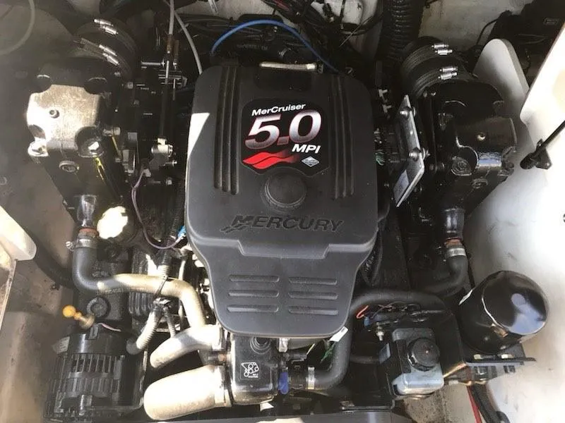 Slide: The Image of MerCruiser 5.0 MPI engine in 2006 Sea Ray 220 Sundeck boat. - 33