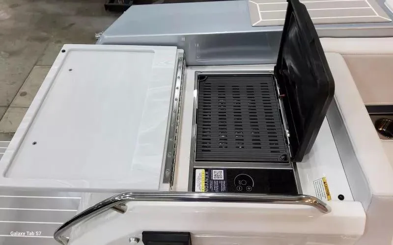 Slide: The Image of Outdoor grill on 2025 Formula 400 Super Sport Crossover boat deck. - 13