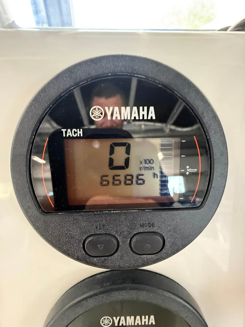 Slide: The Image of Yamaha tachometer displaying 6686 hours on a 2015 Robalo R222 Center Console boat. - 14