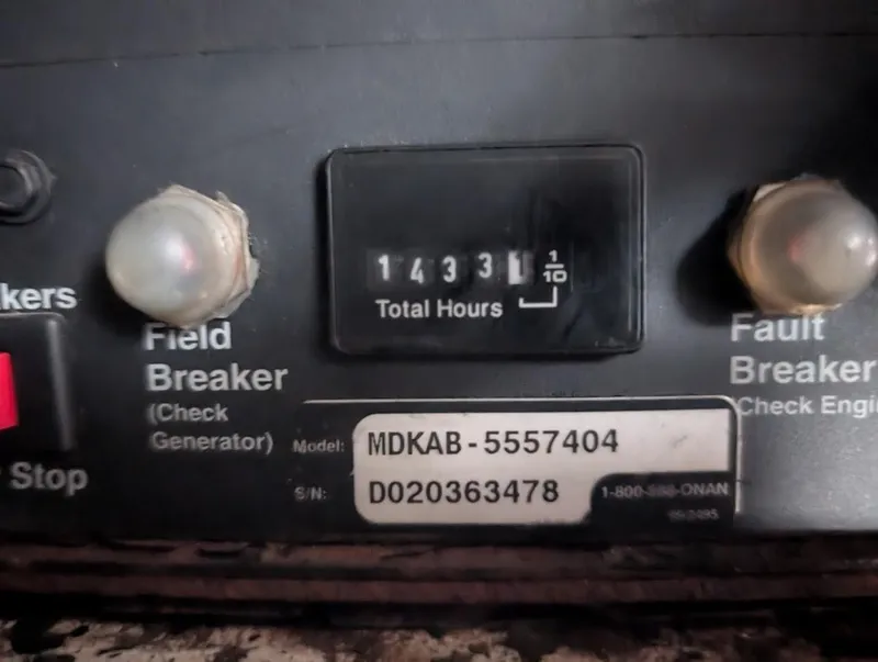 Slide: The Image of Hour meter showing 1433.1 hours on 2003 Cruisers Yachts 5000 Sport Sedan. - 25