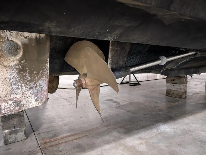 Slide: The Image of Propeller of 2003 Cruisers Yachts 5000 Sport Sedan in dry dock. - 29