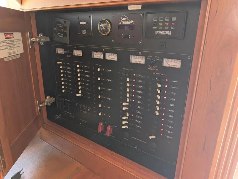 Slide: The Image of Cruisers Yachts 5000 Sport Sedan 2003 - 52