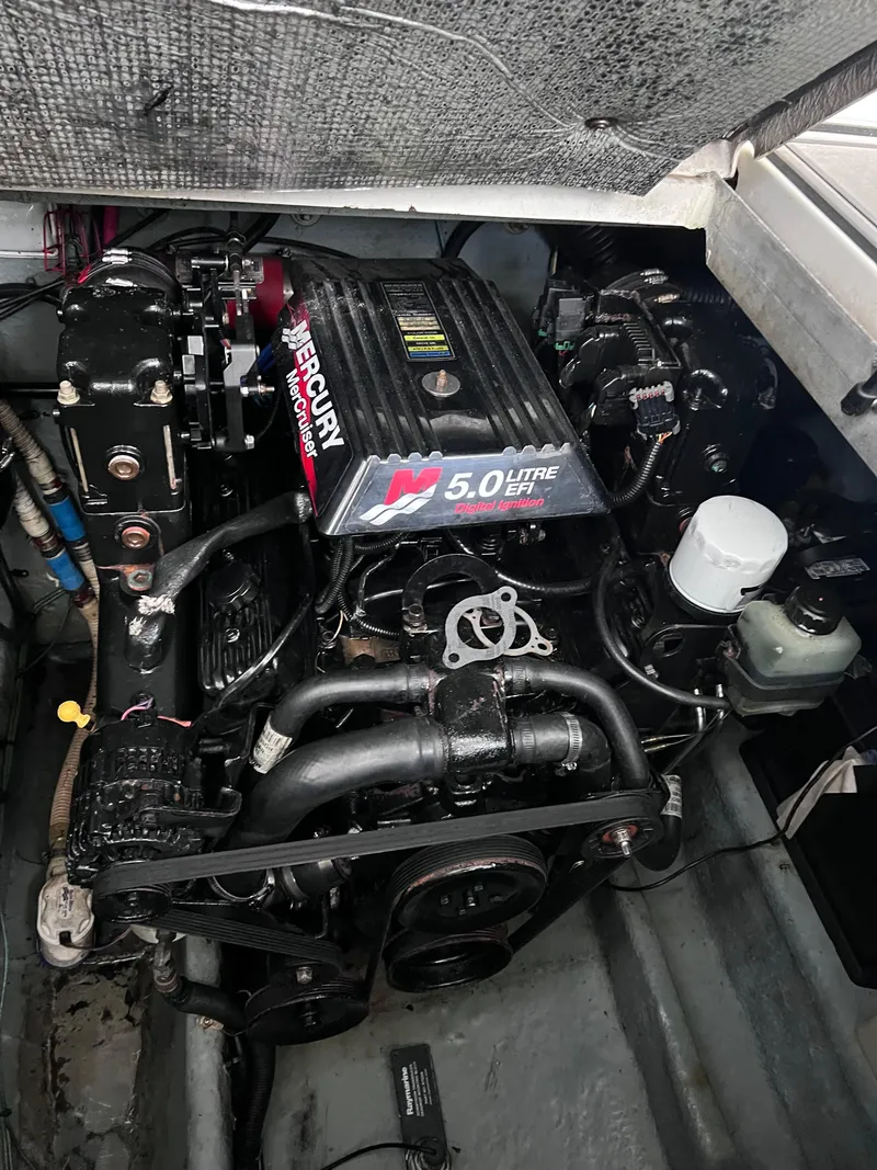 Slide: The Image of Engine compartment of a 2000 Sea Ray 290 Amberjack with a 5.0L Mercury engine. - 20