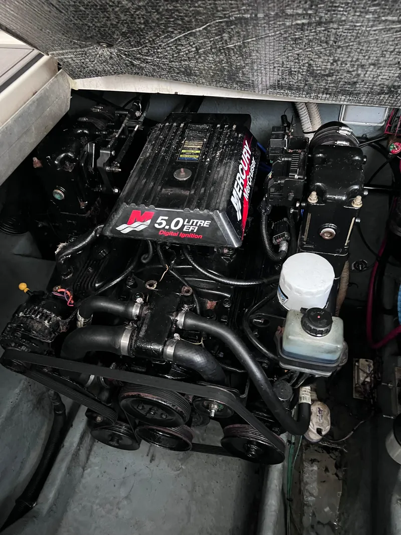 Slide: The Image of Engine of a 2000 Sea Ray 290 Amberjack with 5.0L Mercury motor. - 21